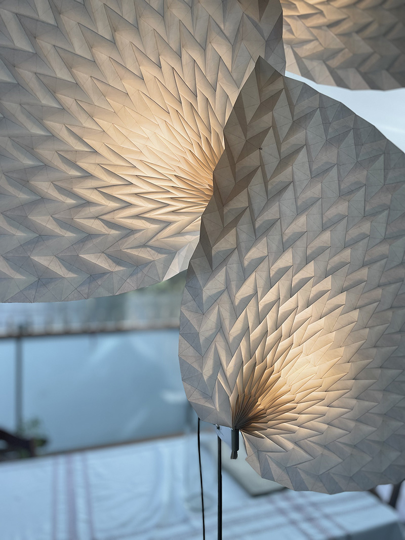 Lampe bryn-mawr allumée dans le séjour