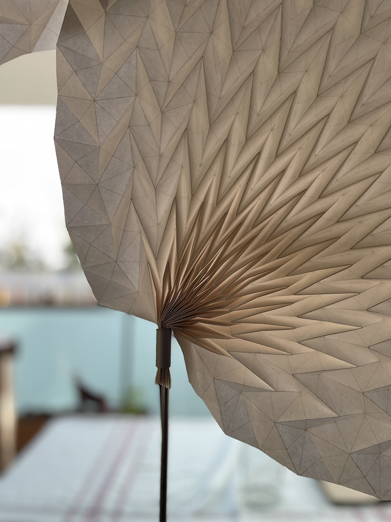 Lampe bryn-mawr éteinte dans le séjour détail