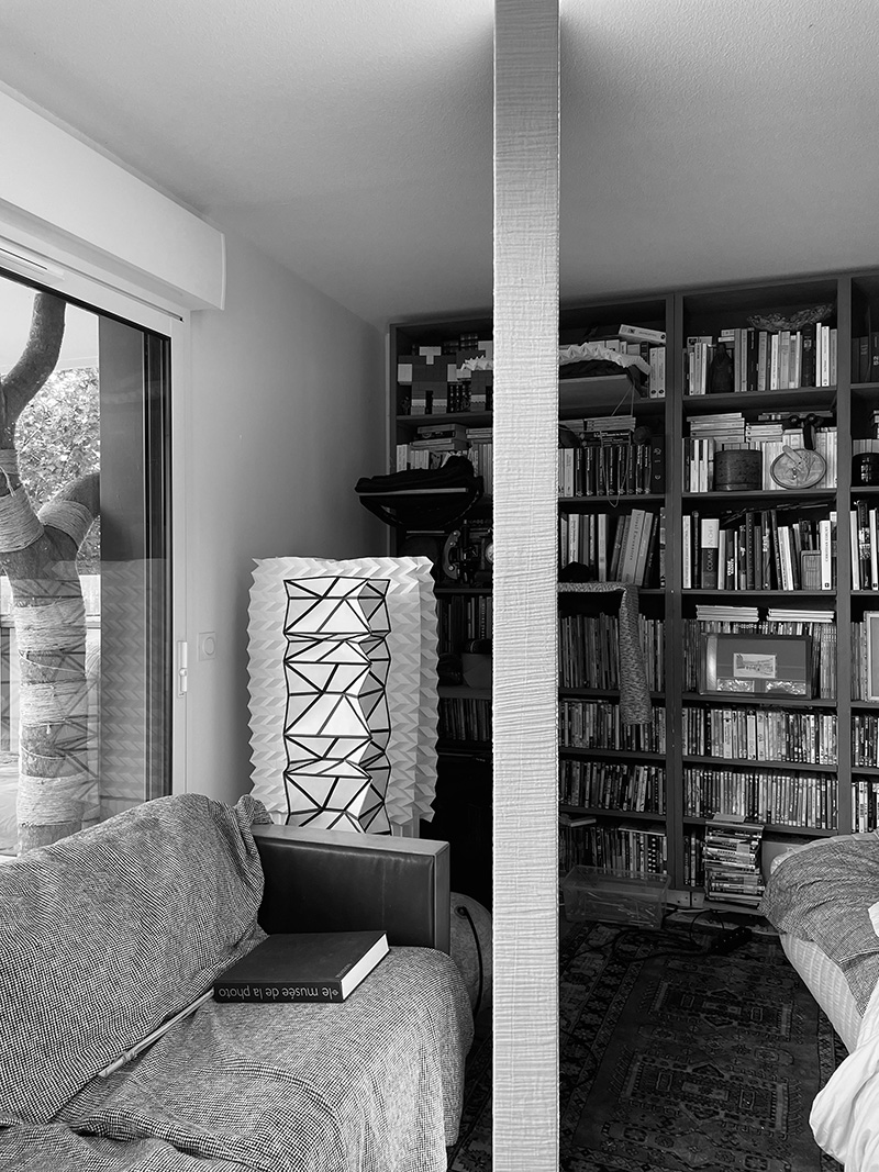 Lampe trenton allumée dans le séjour