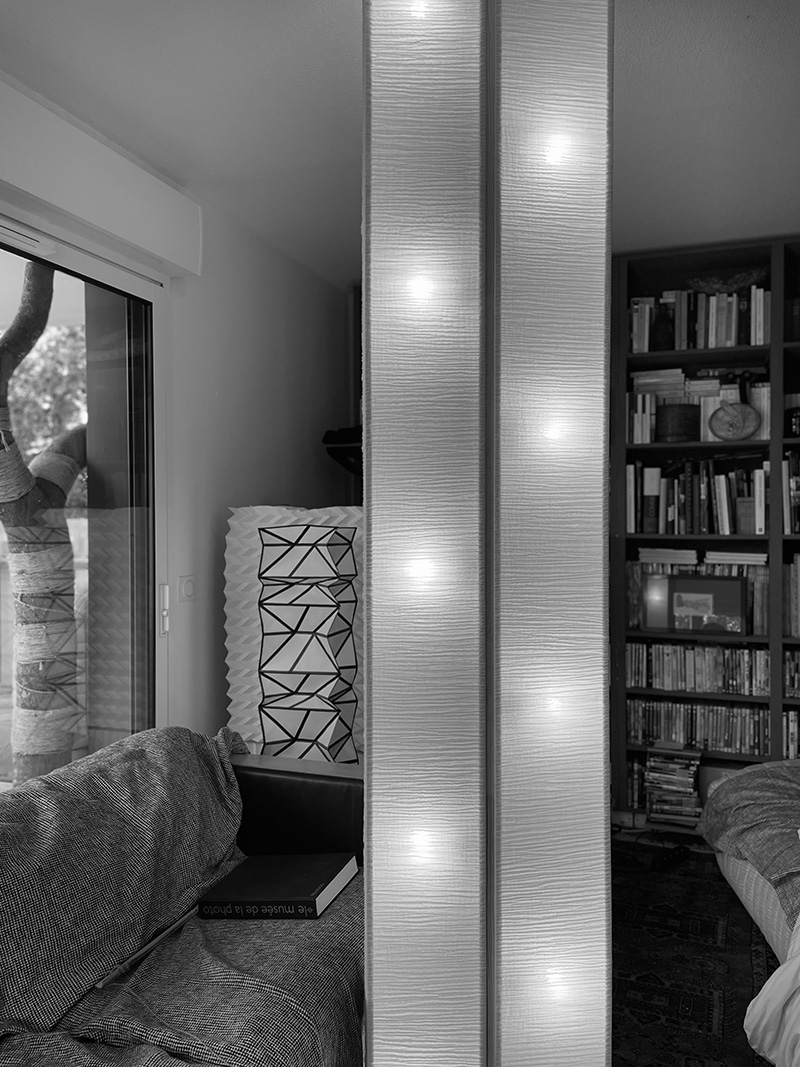 Lampe trenton allumée dans le séjour